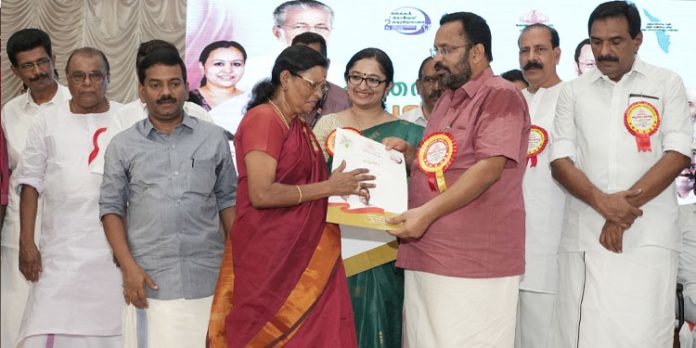 ഈ പട്ടയത്തിന് ഞങ്ങളുടെ ജീവന്റെ വില – തൊഴുകൈകളോടെ സര്ക്കാരിന് നന്ദി പറഞ്ഞ് രമണി ഈ പട്ടയത്തിന് ഞങ്ങളുടെ ജീവന്റെ വില – തൊഴുകൈകളോടെ സര്ക്കാരിന് നന്ദി പറഞ്ഞ് രമണി
