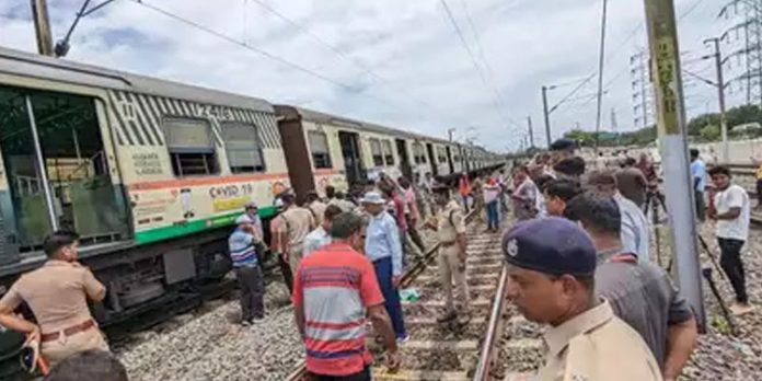 ചെന്നൈയില് ട്രെയിന് പാളംതെറ്റി ; തീവണ്ടിഗതാഗതം തടസപ്പെട്ടു ചെന്നൈയില് ട്രെയിന് പാളംതെറ്റി ; തീവണ്ടിഗതാഗതം തടസപ്പെട്ടു