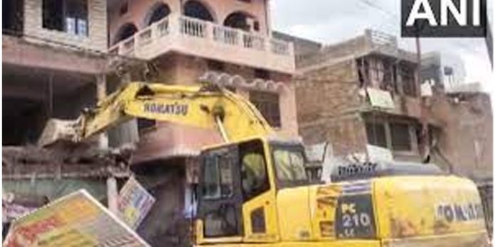 യുപിയിൽ 17 കാരിയെ പീഡിപ്പിച്ച് കൊലപ്പെടുത്തി ; പ്രതിയുടെ വീട് ബുൾഡോസർ ഉപയോഗിച്ച് തകർത്തു യുപിയിൽ 17 കാരിയെ പീഡിപ്പിച്ച് കൊലപ്പെടുത്തി ; പ്രതിയുടെ വീട് ബുൾഡോസർ ഉപയോഗിച്ച് തകർത്തു