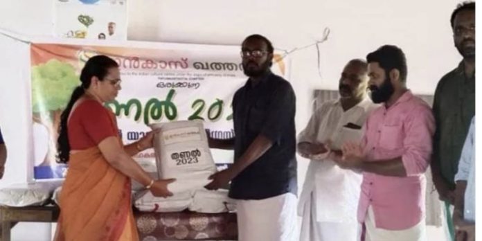 വിദ്യാർത്ഥികൾക്കുള്ള പഠനോപകരണ കിറ്റ് വിതരണം ചെയ്തു വിദ്യാർത്ഥികൾക്കുള്ള പഠനോപകരണ കിറ്റ് വിതരണം ചെയ്തു