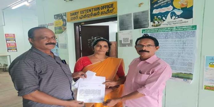 പേരിശ്ശേരി ക്ഷീര സംഘം തെരഞ്ഞെടുപ്പില് ക്രമക്കേടെന്ന് പരാതി പേരിശ്ശേരി ക്ഷീര സംഘം തെരഞ്ഞെടുപ്പില് ക്രമക്കേടെന്ന് പരാതി