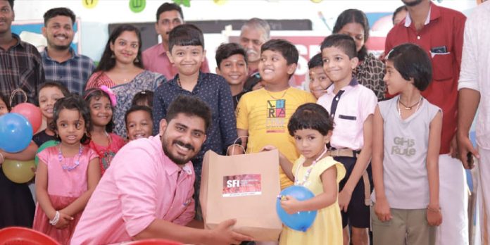 പഠനോപകരണങ്ങൾ വിതരണം ചെയ്തു പഠനോപകരണങ്ങൾ വിതരണം ചെയ്തു