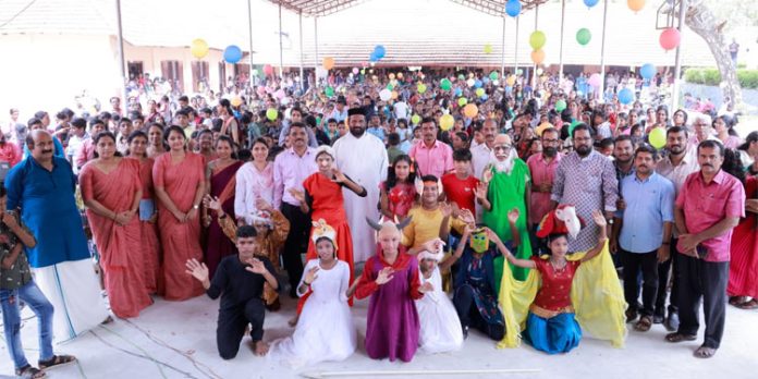 പ്രവേശനോത്സവ ദിനത്തിൽ കുട്ടികളെ സ്വീകരിക്കാൻ കാർട്ടൂൺ കഥാപാത്രങ്ങൾ പ്രവേശനോത്സവ ദിനത്തിൽ കുട്ടികളെ സ്വീകരിക്കാൻ കാർട്ടൂൺ കഥാപാത്രങ്ങൾ