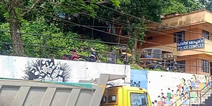 റാന്നിയിൽ അനധികൃത പാറ ഖനനം ; ടോറസ് ലോറി പിടിച്ചെടുത്തു റാന്നിയിൽ അനധികൃത പാറ ഖനനം ; ടോറസ് ലോറി പിടിച്ചെടുത്തു