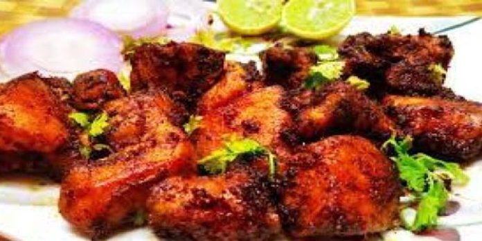 തൃശൂരില് തട്ടുകടയില് വിളമ്പിയ ചിക്കനില് പുഴുവിനെ കണ്ടെത്തി തൃശൂരില് തട്ടുകടയില് വിളമ്പിയ ചിക്കനില് പുഴുവിനെ കണ്ടെത്തി