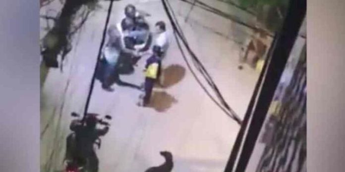 തടഞ്ഞത് മോഷണത്തിനായി ; കയ്യില് ഒന്നുമില്ലെന്ന് അറിഞ്ഞ ദമ്പതികള്ക്ക് 100 രൂപ അങ്ങോട്ട് നല്കി മോഷ്ടാക്കള് തടഞ്ഞത് മോഷണത്തിനായി ; കയ്യില് ഒന്നുമില്ലെന്ന് അറിഞ്ഞ ദമ്പതികള്ക്ക് 100 രൂപ അങ്ങോട്ട് നല്കി മോഷ്ടാക്കള്