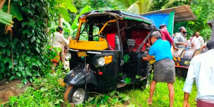 ഓട്ടോറിക്ഷ നിയന്ത്രണം വിട്ട് മറിഞ്ഞ് ഡ്രൈവർക്ക് പരിക്ക് ഓട്ടോറിക്ഷ നിയന്ത്രണം വിട്ട് മറിഞ്ഞ് ഡ്രൈവർക്ക് പരിക്ക്