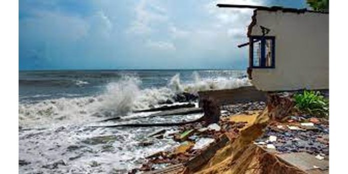 ഗുജറാത്ത് തീരമേഖലയിൽ കനത്ത ഭീഷണിയുമായി ബിപോർജോയ് ചുഴലിക്കാറ്റ് കര തൊടുന്നു ഗുജറാത്ത് തീരമേഖലയിൽ കനത്ത ഭീഷണിയുമായി ബിപോർജോയ് ചുഴലിക്കാറ്റ് കര തൊടുന്നു