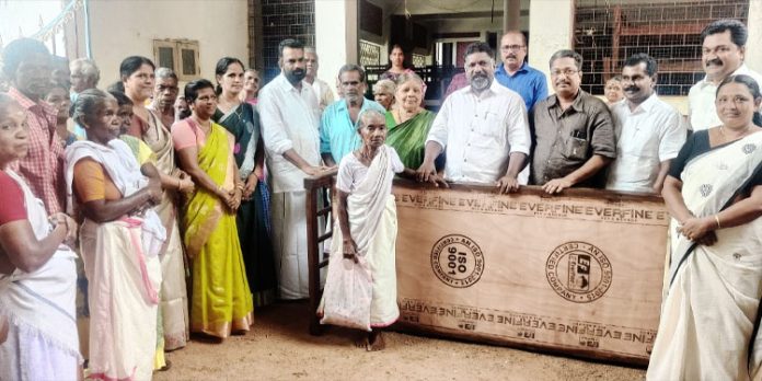 വയോജനങ്ങള്ക്ക് കട്ടില് വിതരണം നടത്തി വയോജനങ്ങള്ക്ക് കട്ടില് വിതരണം നടത്തി