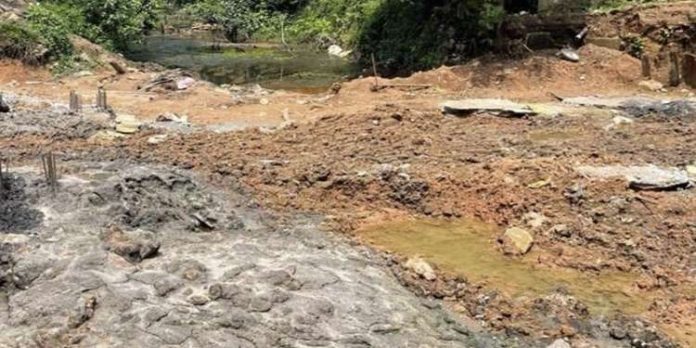 കുറ്റൂർ പുത്തൻ തോട് പാലത്തിൻ്റെ നിർമ്മാണം നടക്കുന്നതിനാൽ നീരൊഴുക്ക് നിലച്ച് പ്രദേശവാസികൾ ദുരിതത്തിൽ കുറ്റൂർ പുത്തൻ തോട് പാലത്തിൻ്റെ നിർമ്മാണം നടക്കുന്നതിനാൽ നീരൊഴുക്ക് നിലച്ച് പ്രദേശവാസികൾ ദുരിതത്തിൽ