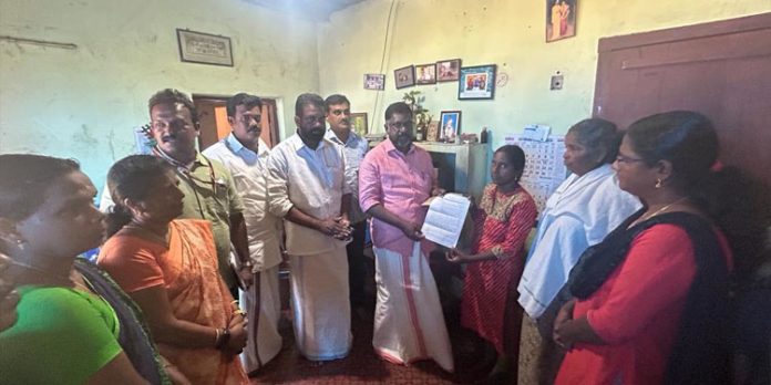 മനു മോഹന്റെ കുടുംബത്തിന് സര്ക്കാര് ധനസഹായം അനുവദിച്ചുള്ള ഉത്തരവ് ഡെപ്യൂട്ടി സ്പീക്കര് കൈമാറി മനു മോഹന്റെ കുടുംബത്തിന് സര്ക്കാര് ധനസഹായം അനുവദിച്ചുള്ള ഉത്തരവ് ഡെപ്യൂട്ടി സ്പീക്കര് കൈമാറി