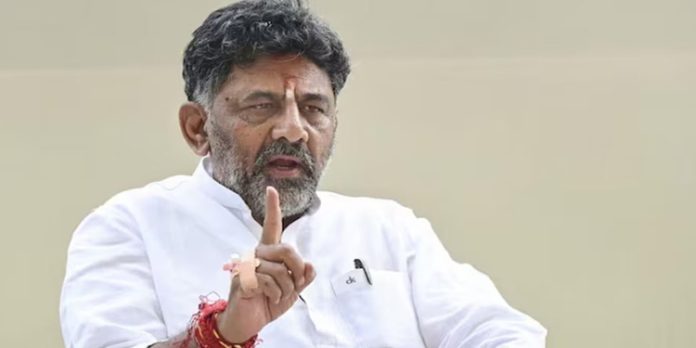 അനധികൃത ബാനര് ; ഡി.കെ ശിവകുമാറിന് 50,000 രൂപ പിഴ അനധികൃത ബാനര് ; ഡി.കെ ശിവകുമാറിന് 50,000 രൂപ പിഴ