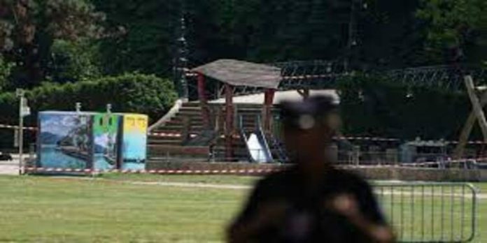 ഫ്രാൻസിലെ പാർക്കിൽ കുഞ്ഞുങ്ങൾക്കു നേരെ കത്തിയാക്രമണം ഫ്രാൻസിലെ പാർക്കിൽ കുഞ്ഞുങ്ങൾക്കു നേരെ കത്തിയാക്രമണം