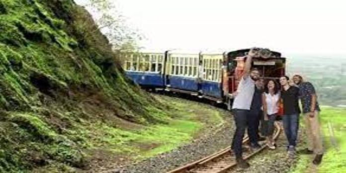 ഇനി കണ്ണുവെട്ടിച്ച് ഫോട്ടോഷൂട്ട് വേണ്ട ; സേവ് ദ ഡേറ്റ് ഷൂട്ടിന് അനുമതിയുമായി റെയില്വേ ഇനി കണ്ണുവെട്ടിച്ച് ഫോട്ടോഷൂട്ട് വേണ്ട ; സേവ് ദ ഡേറ്റ് ഷൂട്ടിന് അനുമതിയുമായി റെയില്വേ