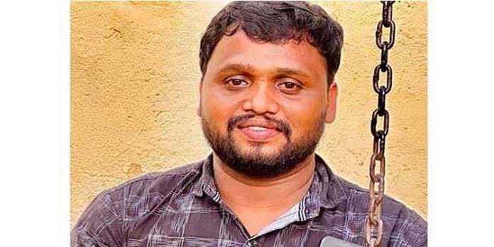 എ.എ.റഹിം മോൻസൺ മാവുങ്കലിന്റെ സിംഹാസനത്തിൽ : അപകീർത്തികരമായ പോസ്റ്റിട്ടതിന് ബിജെപി പ്രവർത്തകൻ അറസ്റ്റിൽ എ.എ.റഹിം മോൻസൺ മാവുങ്കലിന്റെ സിംഹാസനത്തിൽ : അപകീർത്തികരമായ പോസ്റ്റിട്ടതിന് ബിജെപി പ്രവർത്തകൻ അറസ്റ്റിൽ