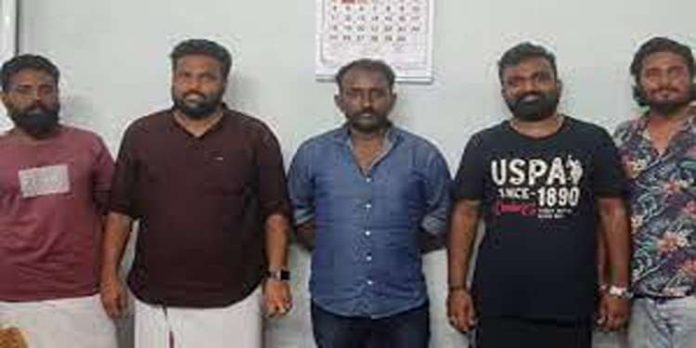 യുവാവിനെ തട്ടിക്കൊണ്ടുപോയി : ക്വട്ടേഷന് സംഘത്തെ പിന്തുടര്ന്ന് പിടികൂടി പോലീസ് യുവാവിനെ തട്ടിക്കൊണ്ടുപോയി : ക്വട്ടേഷന് സംഘത്തെ പിന്തുടര്ന്ന് പിടികൂടി പോലീസ്