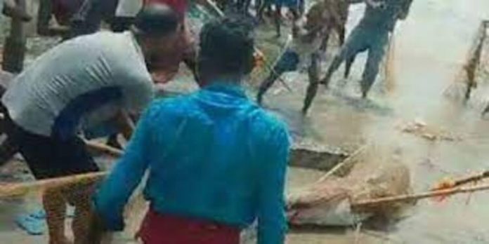 ഗംഗയിൽ കുളിക്കാനിറങ്ങിയ 14കാരനെ മുതല കടിച്ചുകൊന്നു ; മുതലയെ അടിച്ചുകൊന്ന് നാട്ടുകാർ ഗംഗയിൽ കുളിക്കാനിറങ്ങിയ 14കാരനെ മുതല കടിച്ചുകൊന്നു ; മുതലയെ അടിച്ചുകൊന്ന് നാട്ടുകാർ