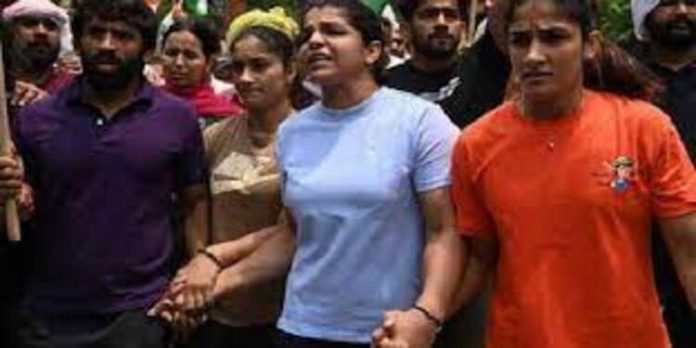ഗുസ്തി താരങ്ങൾ ജോലിയിൽ പ്രവേശിച്ചു ; സമരവുമായി മുന്നോട്ട് തന്നെ ഗുസ്തി താരങ്ങൾ ജോലിയിൽ പ്രവേശിച്ചു ; സമരവുമായി മുന്നോട്ട് തന്നെ