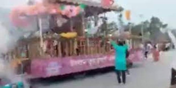 രഥം വൈദ്യുതി ലൈനില് തട്ടി ; ഏഴുപേര് ഷോക്കേറ്റ് മരിച്ചു , 18പേര് ഗുരുതരാവസ്ഥയില് , ത്രിപുരയില് ഘോഷയാത്രക്കിടെ വന് അപകടം രഥം വൈദ്യുതി ലൈനില് തട്ടി ; ഏഴുപേര് ഷോക്കേറ്റ് മരിച്ചു , 18പേര് ഗുരുതരാവസ്ഥയില് , ത്രിപുരയില് ഘോഷയാത്രക്കിടെ വന് അപകടം