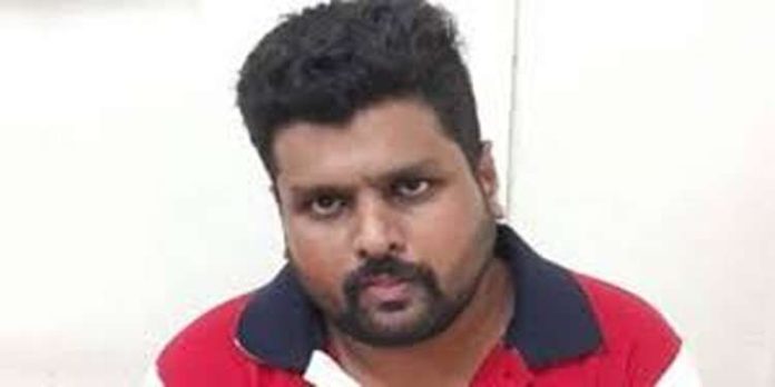 പ്രമുഖ വ്യവസായിയുടെ ബന്ധുവെന്ന് പറഞ്ഞ് ജ്വല്ലറിയില് നിന്ന് സ്വർണനാണയങ്ങള് തട്ടി പ്രമുഖ വ്യവസായിയുടെ ബന്ധുവെന്ന് പറഞ്ഞ് ജ്വല്ലറിയില് നിന്ന് സ്വർണനാണയങ്ങള് തട്ടി