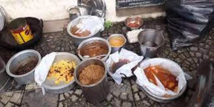 തൃശൂര് കോര്പ്പറേഷന് പരിധിയില് മിന്നല് പരിശോധന ; രണ്ടു ഹോട്ടലുകളില് നിന്ന് പഴകിയ ഭക്ഷണം പിടികൂടി തൃശൂര് കോര്പ്പറേഷന് പരിധിയില് മിന്നല് പരിശോധന ; രണ്ടു ഹോട്ടലുകളില് നിന്ന് പഴകിയ ഭക്ഷണം പിടികൂടി
