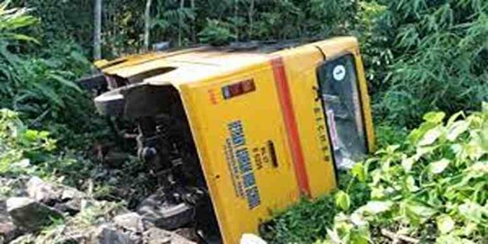 പത്തനംതിട്ടയിൽ കുട്ടികളുമായി പോയ സ്കൂൾ ബസ് നിയന്ത്രണം വിട്ട് മറിഞ്ഞ് അപകടം പത്തനംതിട്ടയിൽ കുട്ടികളുമായി പോയ സ്കൂൾ ബസ് നിയന്ത്രണം വിട്ട് മറിഞ്ഞ് അപകടം