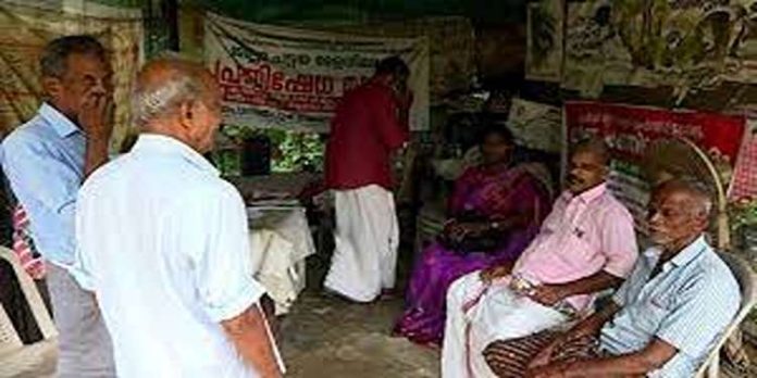 പത്തനംതിട്ടയില് പട്ടയമേളയ്ക്കെതിരെ പ്രതിഷേധം ; അര്ഹരായ കുടുംബങ്ങളെ അവഗണിച്ചെന്ന് ആരോപണം പത്തനംതിട്ടയില് പട്ടയമേളയ്ക്കെതിരെ പ്രതിഷേധം ; അര്ഹരായ കുടുംബങ്ങളെ അവഗണിച്ചെന്ന് ആരോപണം