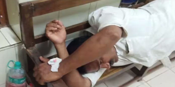 വിനോദയാത്രാ സഞ്ചാരികൾ ടാക്സി ഡ്രൈവറെ മർദ്ദിച്ചെന്ന് പരാതി വിനോദയാത്രാ സഞ്ചാരികൾ ടാക്സി ഡ്രൈവറെ മർദ്ദിച്ചെന്ന് പരാതി