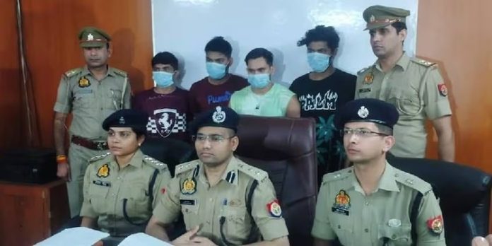എടിഎമ്മില് പശ തേക്കും , കാര്ഡ് ഒട്ടിപ്പിടിക്കും , ബാങ്ക് ജീവനക്കാരായും നാടകം ; നാലംഗ സംഘം പിടിയില് എടിഎമ്മില് പശ തേക്കും , കാര്ഡ് ഒട്ടിപ്പിടിക്കും , ബാങ്ക് ജീവനക്കാരായും നാടകം ; നാലംഗ സംഘം പിടിയില്