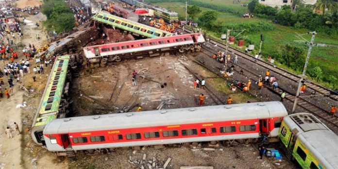 ഒഡീഷ ട്രെയിന് അപകടം ; കോറമണ്ഡല് എക്സ്പ്രസ് ട്രാക്ക് തെറ്റിച്ചെന്ന് പ്രാഥമിക നിഗമനം ഒഡീഷ ട്രെയിന് അപകടം ; കോറമണ്ഡല് എക്സ്പ്രസ് ട്രാക്ക് തെറ്റിച്ചെന്ന് പ്രാഥമിക നിഗമനം