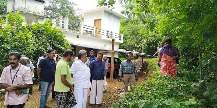 കനാല് റോഡ് കൈയ്യേറി വഴിയടച്ചു ; നാട്ടുകാര്ക്ക് വഴി ഒരുക്കാന് മന്ത്രി സജി ചെറിയാൻ നേരിട്ടെത്തി കനാല് റോഡ് കൈയ്യേറി വഴിയടച്ചു ; നാട്ടുകാര്ക്ക് വഴി ഒരുക്കാന് മന്ത്രി സജി ചെറിയാൻ നേരിട്ടെത്തി