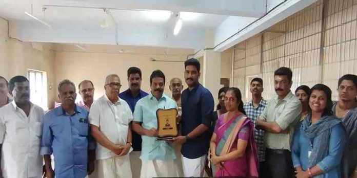 ബിഎസ് സി കെമിസ്ട്രിക്ക് ഒന്നാം റാങ്ക് നേടിയ അജയ് അനിൽകുമാറിനെ ആദരിച്ച് റാന്നി സർക്കിൾ സഹകരണ യൂണിയൻ ബിഎസ് സി കെമിസ്ട്രിക്ക് ഒന്നാം റാങ്ക് നേടിയ അജയ് അനിൽകുമാറിനെ ആദരിച്ച് റാന്നി സർക്കിൾ സഹകരണ യൂണിയൻ