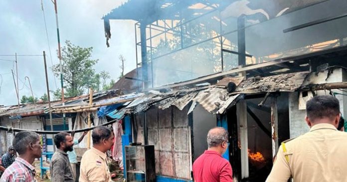 ഹോട്ടലും സ്റ്റേഷനറി കടയും കത്തി നശിച്ചു ; എട്ടുലക്ഷം രൂപയുടെ നഷ്ടം ഹോട്ടലും സ്റ്റേഷനറി കടയും കത്തി നശിച്ചു ; എട്ടുലക്ഷം രൂപയുടെ നഷ്ടം