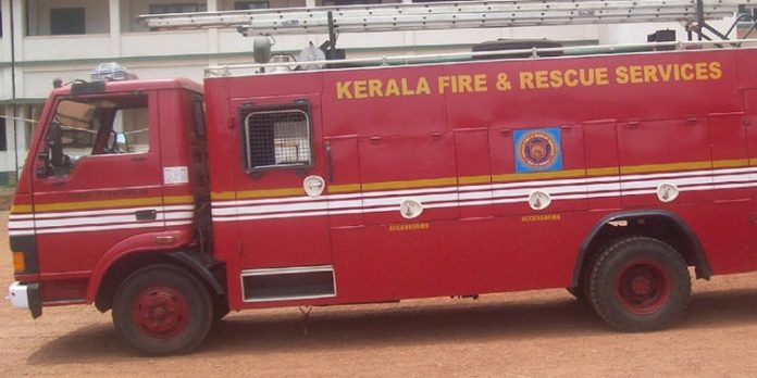 രാമനാട്ടുകരയില് തുണിക്കടയില് തീപിടിത്തം ; തീയണയ്ക്കാനുള്ള ശ്രമം തുടരുന്നു രാമനാട്ടുകരയില് തുണിക്കടയില് തീപിടിത്തം ; തീയണയ്ക്കാനുള്ള ശ്രമം തുടരുന്നു