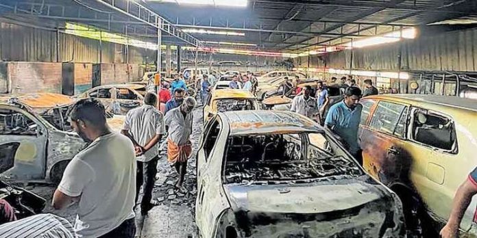 വർക്ഷോപ്പിൽ തീപിടുത്തം ; 20 കാറുകൾ കത്തിനശിച്ചു വർക്ഷോപ്പിൽ തീപിടുത്തം ; 20 കാറുകൾ കത്തിനശിച്ചു