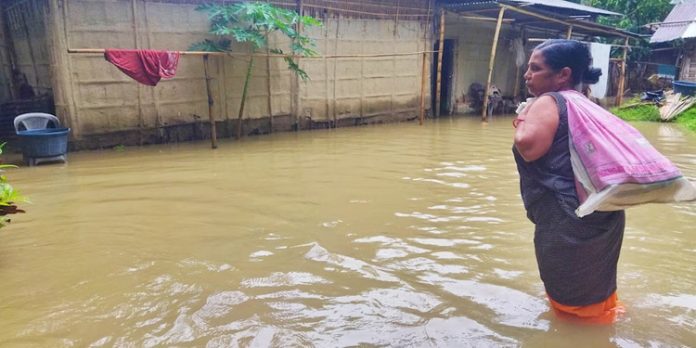 അസമിലെ വെള്ളപ്പൊക്കം ; ഒരു മരണം, 5 ലക്ഷത്തോളം പേർ ദുരിതത്തിൽ അസമിലെ വെള്ളപ്പൊക്കം ; ഒരു മരണം, 5 ലക്ഷത്തോളം പേർ ദുരിതത്തിൽ