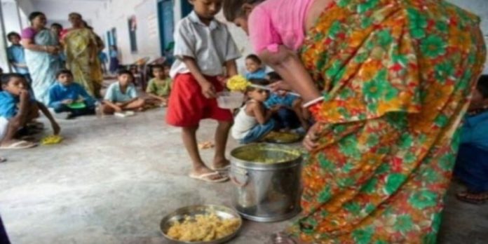 സ്കൂള് ഉച്ചഭക്ഷണത്തിൽ നിന്ന് ഭക്ഷ്യവിഷബാധ ; 150-ഓളം കുട്ടികൾ ആശുപത്രിയിൽ സ്കൂള് ഉച്ചഭക്ഷണത്തിൽ നിന്ന് ഭക്ഷ്യവിഷബാധ ; 150-ഓളം കുട്ടികൾ ആശുപത്രിയിൽ