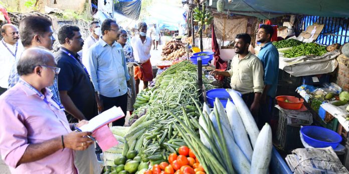 വ്യാപാരസ്ഥാപനങ്ങളില് മിന്നല് പരിശോധന ; അമിതവില ഈടാക്കുന്നവര്ക്കെതിരെ കര്ശന നടപടി വ്യാപാരസ്ഥാപനങ്ങളില് മിന്നല് പരിശോധന ; അമിതവില ഈടാക്കുന്നവര്ക്കെതിരെ കര്ശന നടപടി