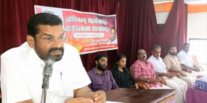ചരിത്രത്തെ തുടച്ചു നീക്കുന്ന തരത്തിലുള്ള വിദ്യാഭ്യാസ സമ്പ്രദായമാണ് കേന്ദ്രം നടത്താന് ശ്രമിക്കുന്നത് ; എ.പി ജയന് ചരിത്രത്തെ തുടച്ചു നീക്കുന്ന തരത്തിലുള്ള വിദ്യാഭ്യാസ സമ്പ്രദായമാണ് കേന്ദ്രം നടത്താന് ശ്രമിക്കുന്നത് ; എ.പി ജയന്