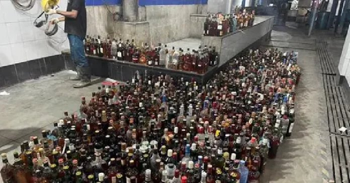 ഡൽഹി വിമാനത്താവളത്തിൽ കസ്റ്റംസ് പിടിച്ചെടുത്ത 1200 കുപ്പി മദ്യവും 50 കിലോ മയക്കുമരുന്നും നശിപ്പിച്ചു ഡൽഹി വിമാനത്താവളത്തിൽ കസ്റ്റംസ് പിടിച്ചെടുത്ത 1200 കുപ്പി മദ്യവും 50 കിലോ മയക്കുമരുന്നും നശിപ്പിച്ചു