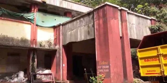 ഇത് നടൻ പ്രേംനസീറും സത്യനുമൊക്കെ സ്ഥിരമായി താമസിച്ചിരുന്ന ഗസ്റ്റ് ഹൗസ് ; ആലുകൾ മുളച്ചു , തറയും ഭിത്തിയും വിണ്ടുകീറി ; പ്രേതാലയമായി പഴയമുടെ പ്രൗഡി ഇത് നടൻ പ്രേംനസീറും സത്യനുമൊക്കെ സ്ഥിരമായി താമസിച്ചിരുന്ന ഗസ്റ്റ് ഹൗസ് ; ആലുകൾ മുളച്ചു , തറയും ഭിത്തിയും വിണ്ടുകീറി ; പ്രേതാലയമായി പഴയമുടെ പ്രൗഡി