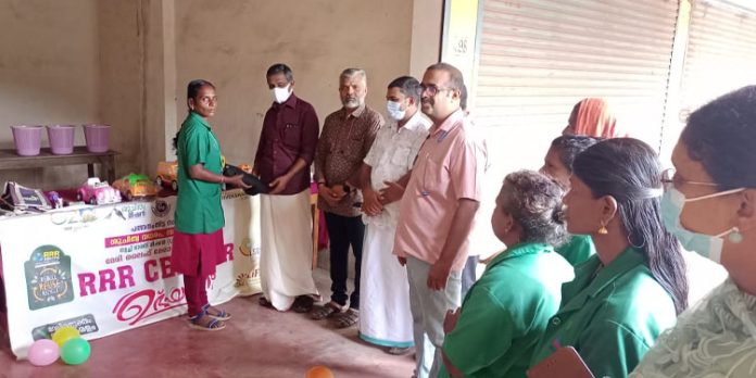 ആവശ്യമില്ലാത്തവ കൈമാറൂ ആവശ്യക്കാരുണ്ട് ആവശ്യമില്ലാത്തവ കൈമാറൂ ആവശ്യക്കാരുണ്ട്