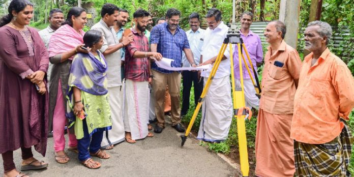 ഐരവണ് പാലത്തിന്റെ സ്ഥലം ഏറ്റെടുക്കല് നടപടികള് തുടങ്ങി : അഡ്വ. കെ.യു.ജനീഷ്കുമാര് എം.എല്.എ ഐരവണ് പാലത്തിന്റെ സ്ഥലം ഏറ്റെടുക്കല് നടപടികള് തുടങ്ങി : അഡ്വ. കെ.യു.ജനീഷ്കുമാര് എം.എല്.എ