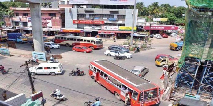 കാറിന് കടന്നു പോകാൻ സൗകര്യമൊരുക്കിയില്ല ; ബസിന്റെ ചില്ല് കല്ലുകൊണ്ട് പൊട്ടിച്ച് യുവാവ് ; കാറിന്റെ ചില്ല് തകർത്ത് പകരം വീട്ടി ബസ് ജീവനക്കാർ കാറിന് കടന്നു പോകാൻ സൗകര്യമൊരുക്കിയില്ല ; ബസിന്റെ ചില്ല് കല്ലുകൊണ്ട് പൊട്ടിച്ച് യുവാവ് ; കാറിന്റെ ചില്ല് തകർത്ത് പകരം വീട്ടി ബസ് ജീവനക്കാർ