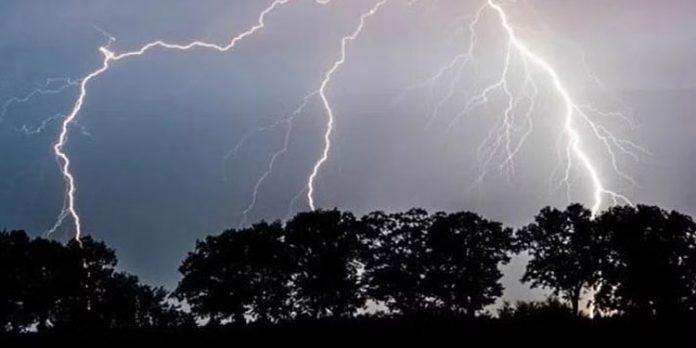 കളമശ്ശേരിയിൽ മിന്നലേറ്റ് ഒരു മരണം കളമശ്ശേരിയിൽ മിന്നലേറ്റ് ഒരു മരണം