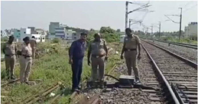 കാമുകിയുമായി വഴക്കിട്ടു ; കലിപ്പിൽ റെയിൽവേ സിഗ്നൽ ബോക്സ് തകർത്തു , അറസ്റ്റിലായി കാന്താരിയുടെ കലിപ്പന് കാമുകിയുമായി വഴക്കിട്ടു ; കലിപ്പിൽ റെയിൽവേ സിഗ്നൽ ബോക്സ് തകർത്തു , അറസ്റ്റിലായി കാന്താരിയുടെ കലിപ്പന്