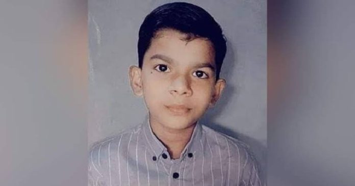 വീടിന് മുന്നിൽ വെച്ച് കാറിടിച്ച് 13കാരന് ദാരുണാന്ത്യം വീടിന് മുന്നിൽ വെച്ച് കാറിടിച്ച് 13കാരന് ദാരുണാന്ത്യം
