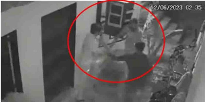 റസ്റ്റോറന്റിൽ ഐഎസ്, ഐപിഎസ് ഉദ്യോഗസ്ഥരുടെ തല്ലുമാല ; സിസിടിവി ദൃശ്യങ്ങൾ പുറത്ത് , സസ്പെൻഷൻ റസ്റ്റോറന്റിൽ ഐഎസ്, ഐപിഎസ് ഉദ്യോഗസ്ഥരുടെ തല്ലുമാല ; സിസിടിവി ദൃശ്യങ്ങൾ പുറത്ത് , സസ്പെൻഷൻ