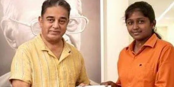 കനിമൊഴിയുടെ ബസ് യാത്രാ വിവാദം ; ജോലി പോയ വനിതാ ഡ്രൈവര്ക്ക് കാര് സമ്മാനം നല്കി കമല് ഹാസന് കനിമൊഴിയുടെ ബസ് യാത്രാ വിവാദം ; ജോലി പോയ വനിതാ ഡ്രൈവര്ക്ക് കാര് സമ്മാനം നല്കി കമല് ഹാസന്