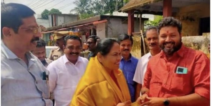 കേന്ദ്രമന്ത്രി ശോഭ കരന്തലജെ ആറന്മുള പാർത്ഥ സാരഥി ക്ഷേത്രത്തിൽ ദർശനം നടത്തി കേന്ദ്രമന്ത്രി ശോഭ കരന്തലജെ ആറന്മുള പാർത്ഥ സാരഥി ക്ഷേത്രത്തിൽ ദർശനം നടത്തി